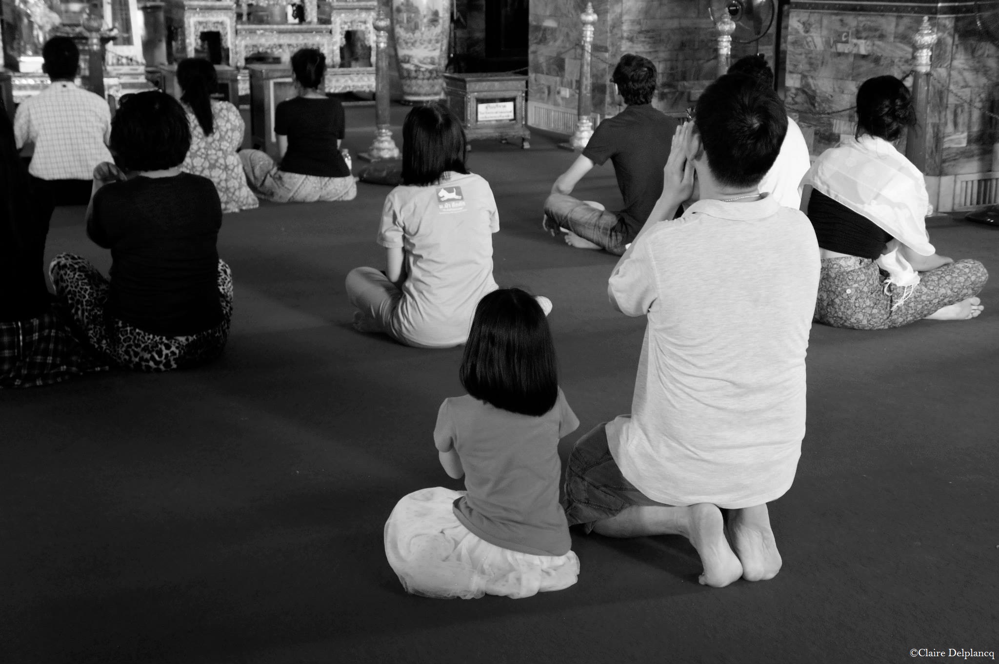 thailand-bangkok-temple-prayer