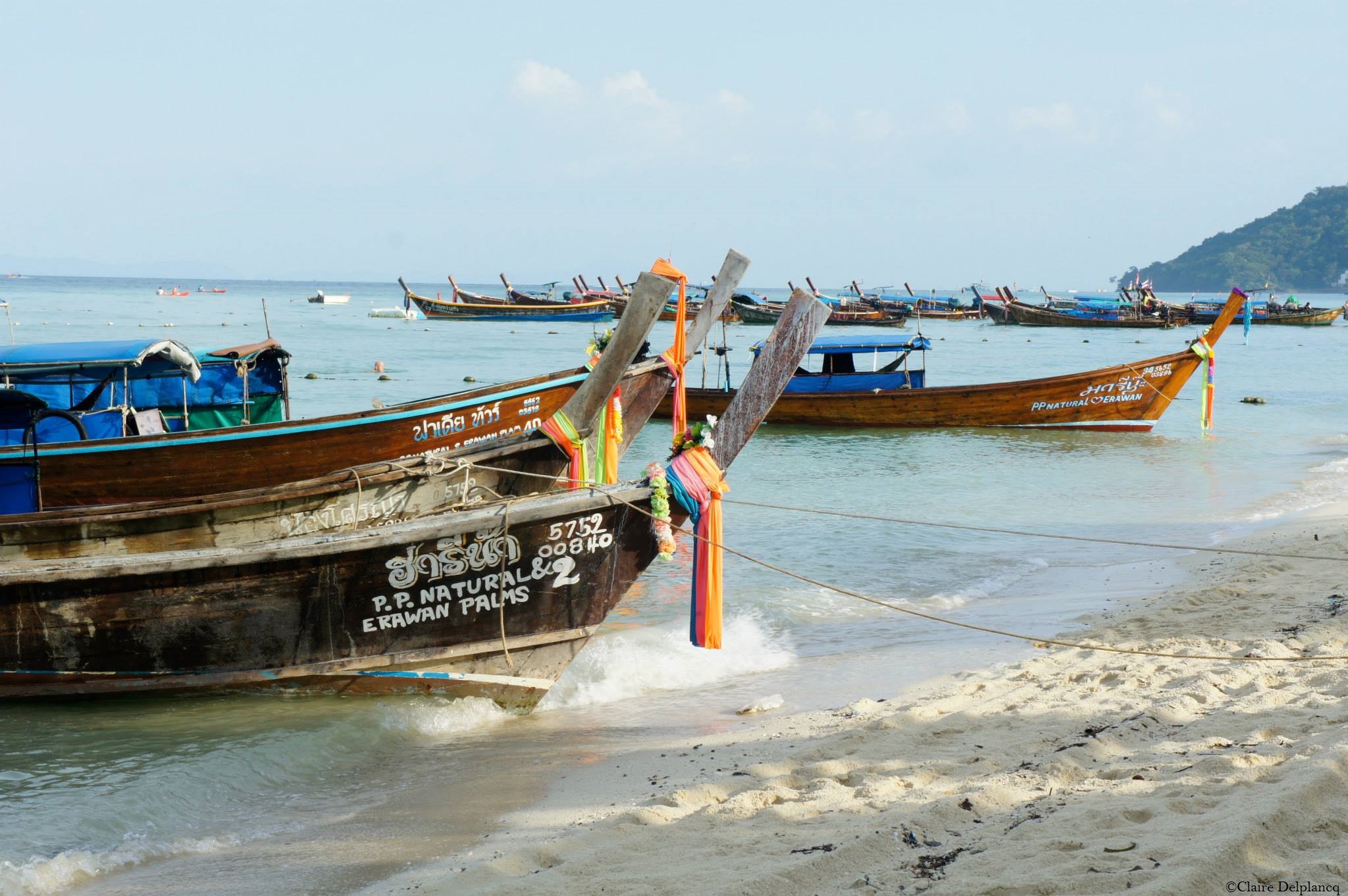 thailand-koh-phiphi-island-long-boats