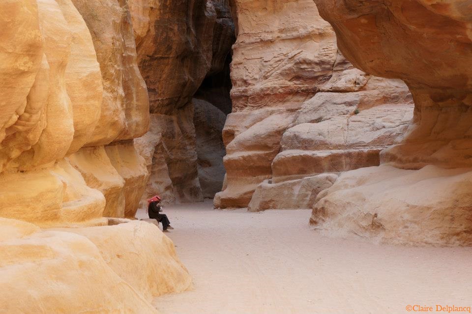 Jordan-Petra-canyon-waiting
