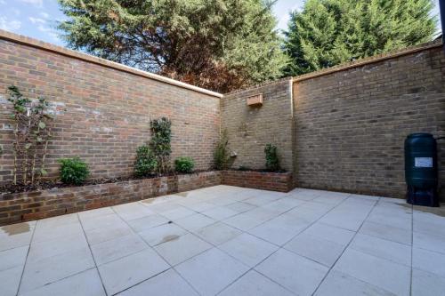 Outdoor Courtyard Before