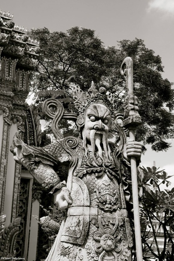 Thailand-Bangkok-statue-black-and-white