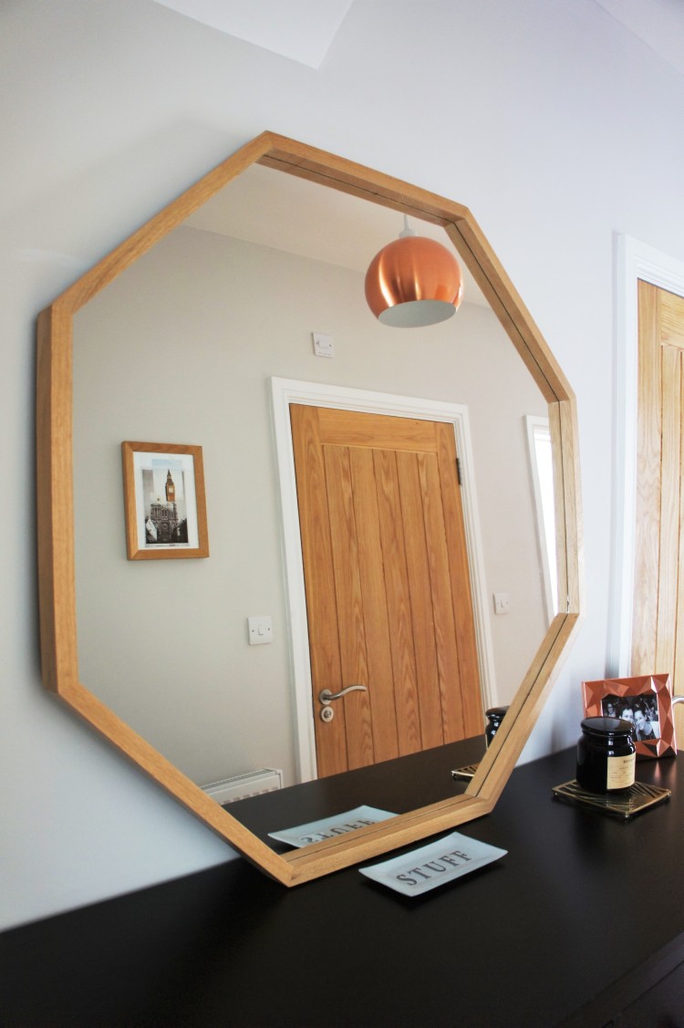 Octagon mirror - 5 tips to easily save money when decorating your home