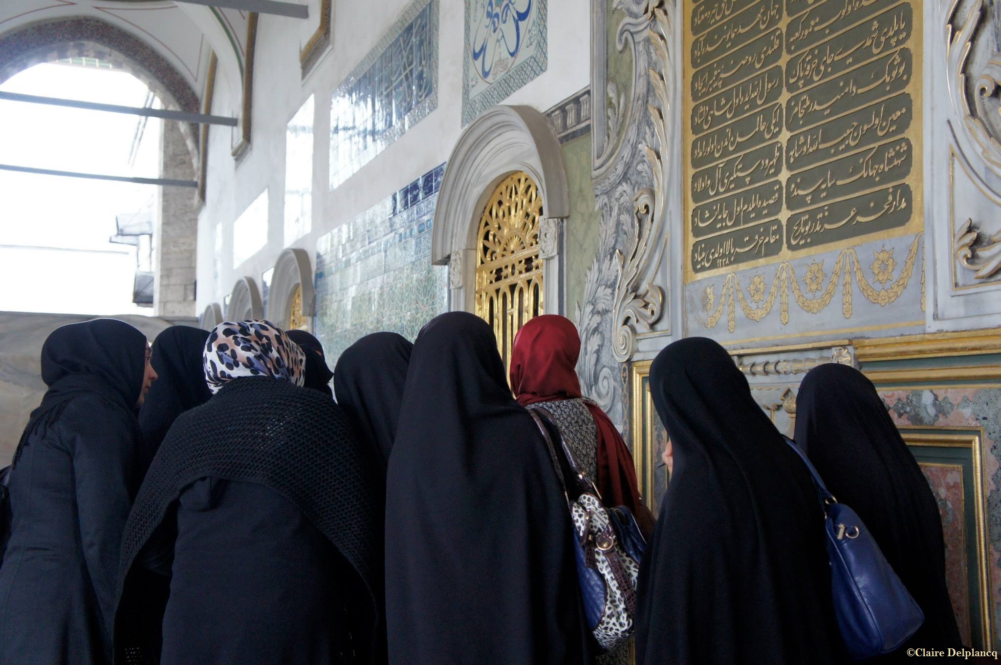 Istanbul museum guide tourists