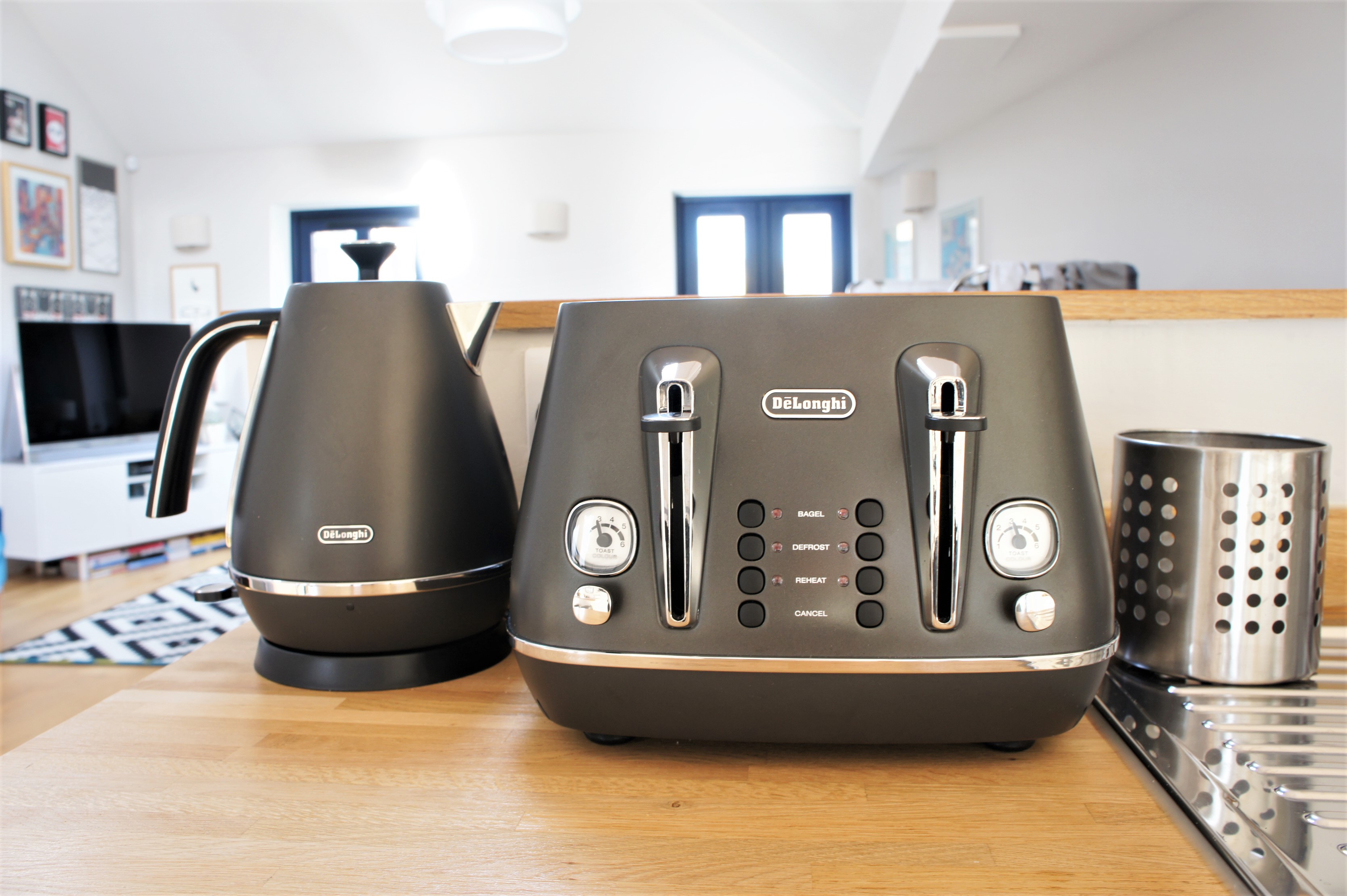 De'Longhi kettle and toaster