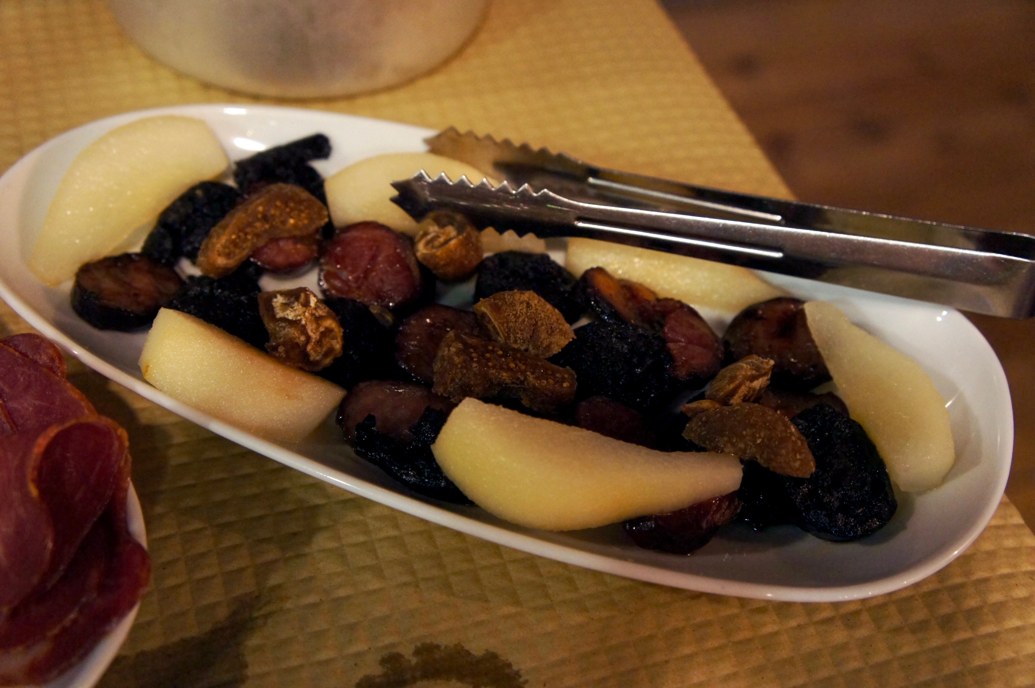 Pork sausages with pears and figs at Banca de Pau in Lisbon