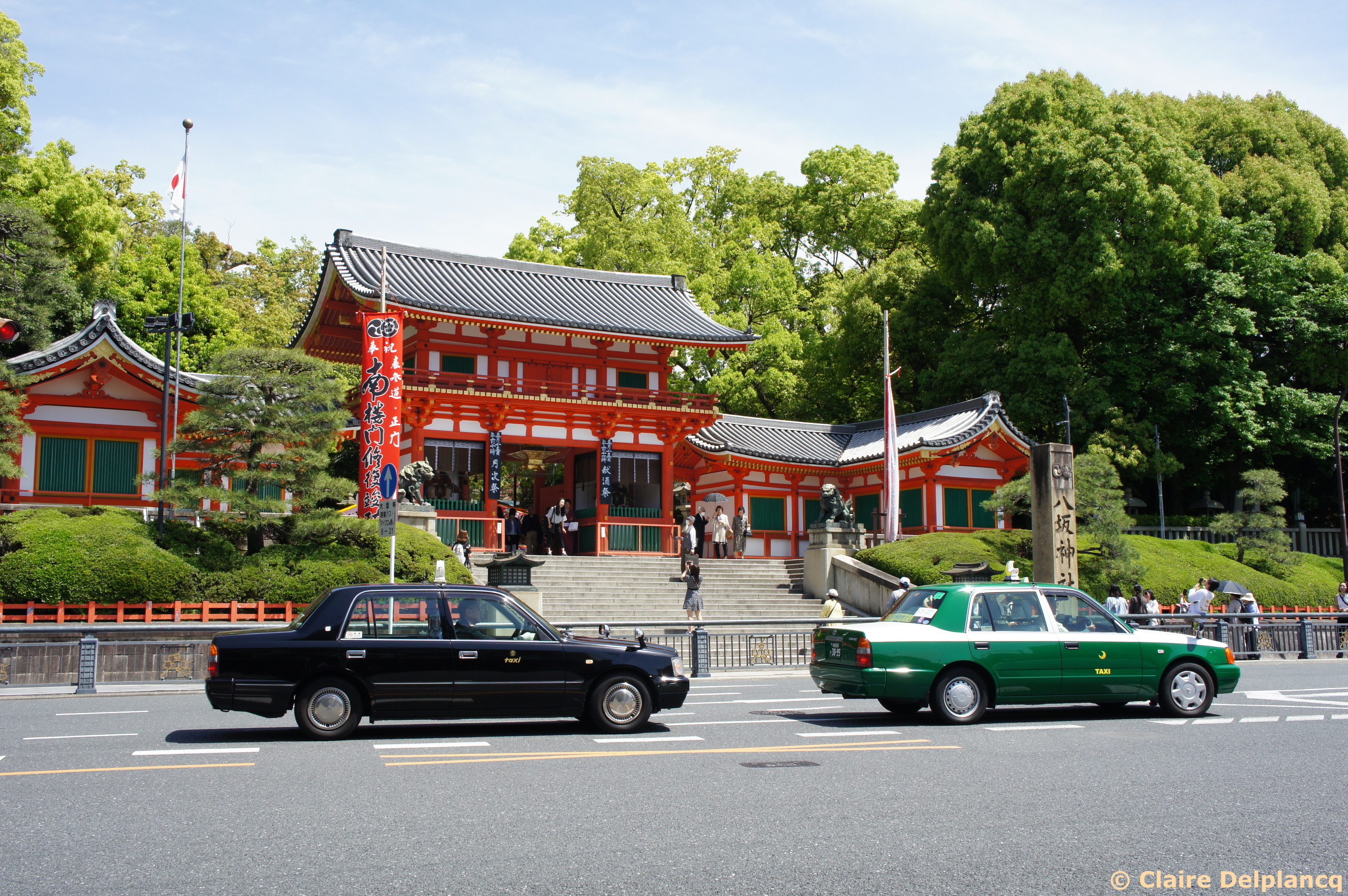 Yasaka Shrine and taxis in Kyoto