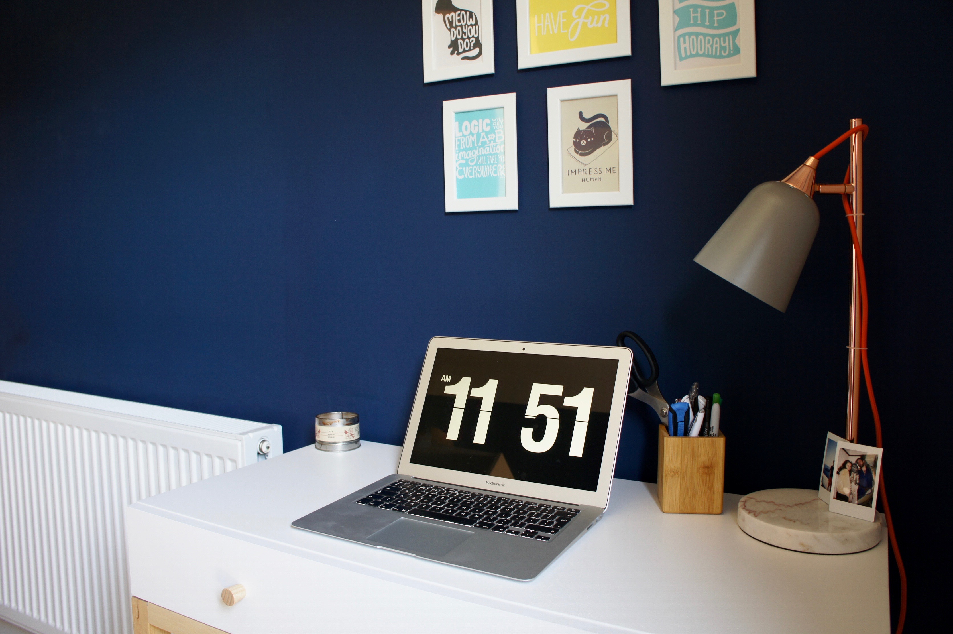 Navy blue walls - 5 tips to easily save money when decorating your home