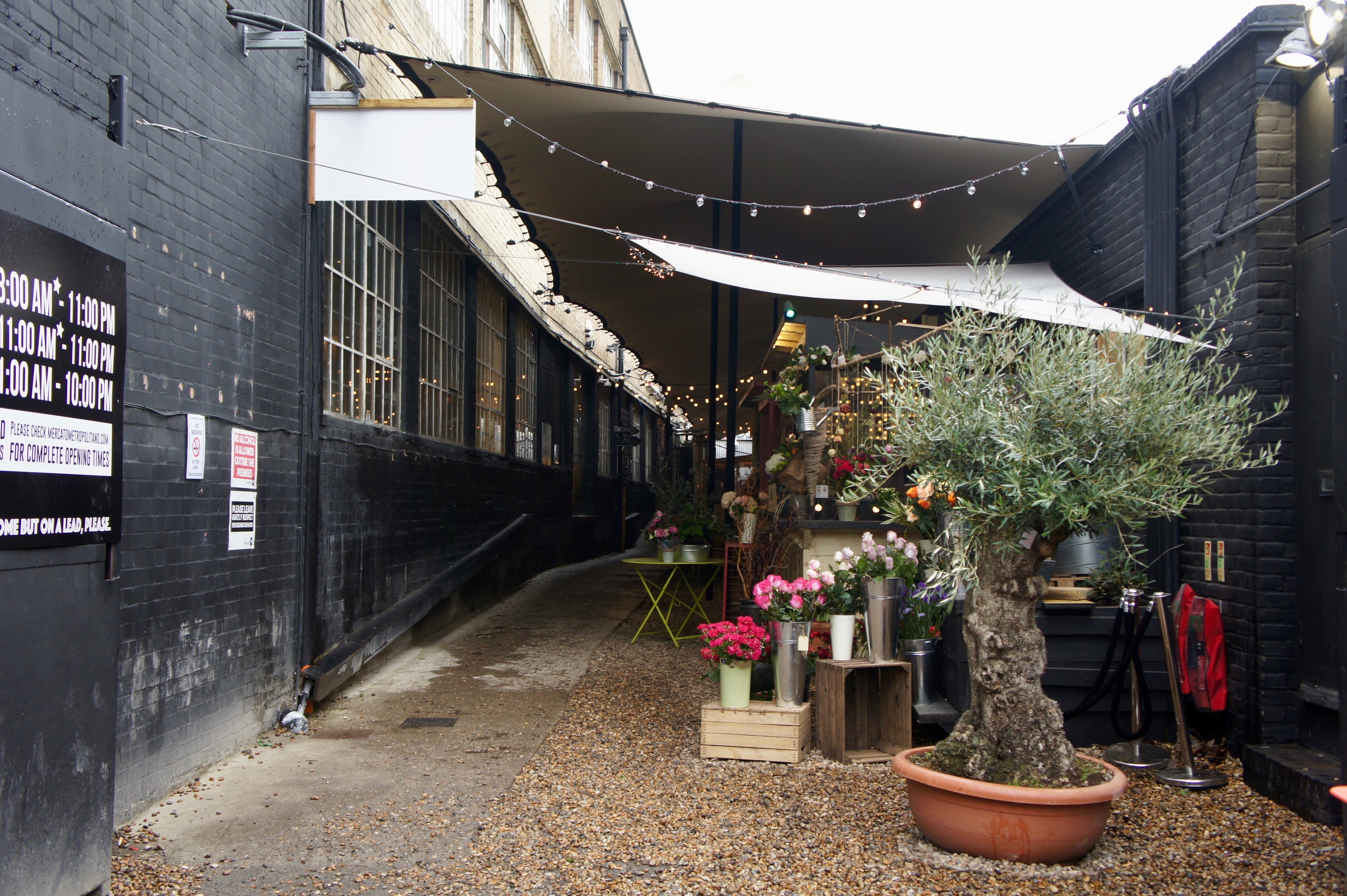 Mercato Metropolitano entrance London