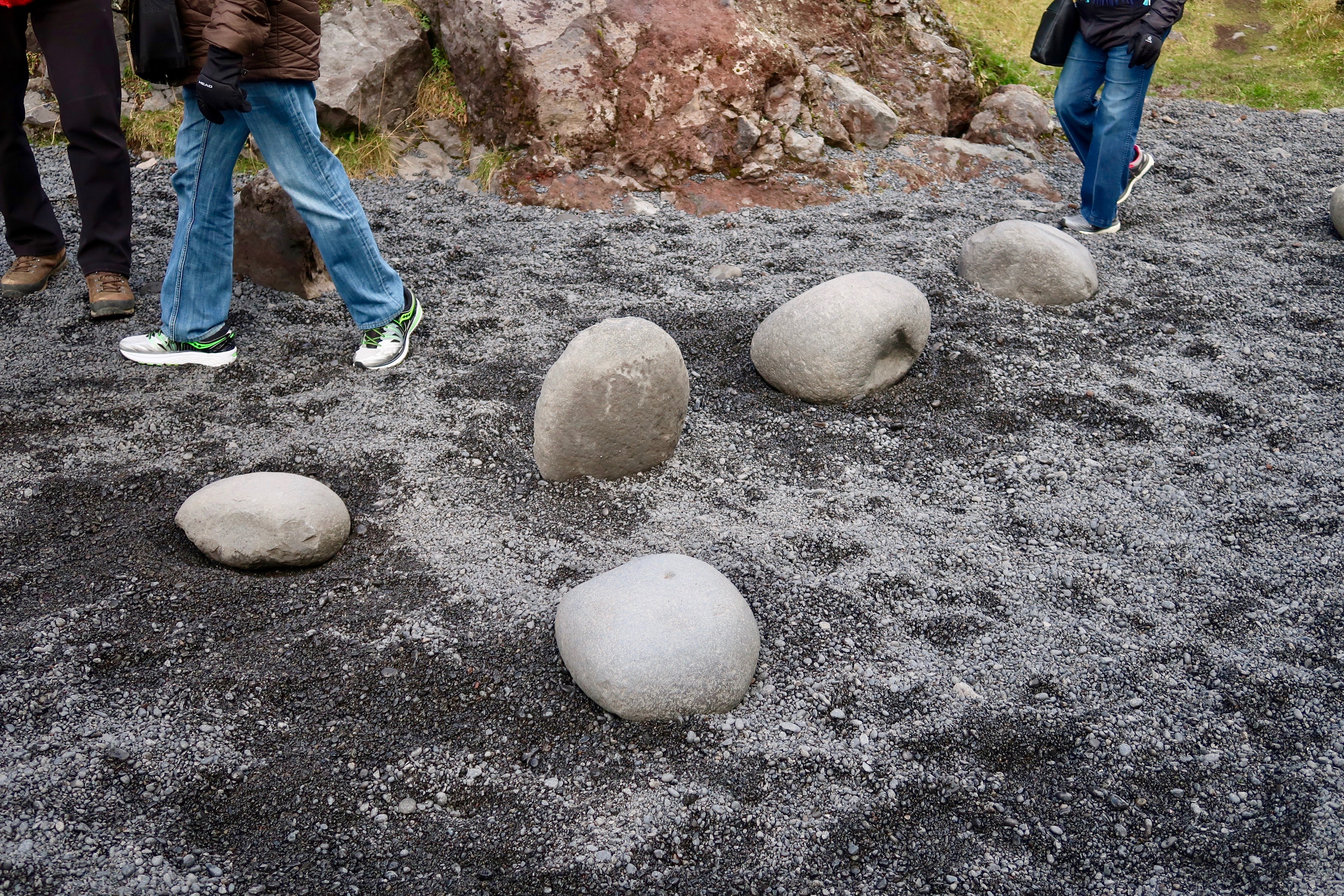 Reynisfjara lifting stones