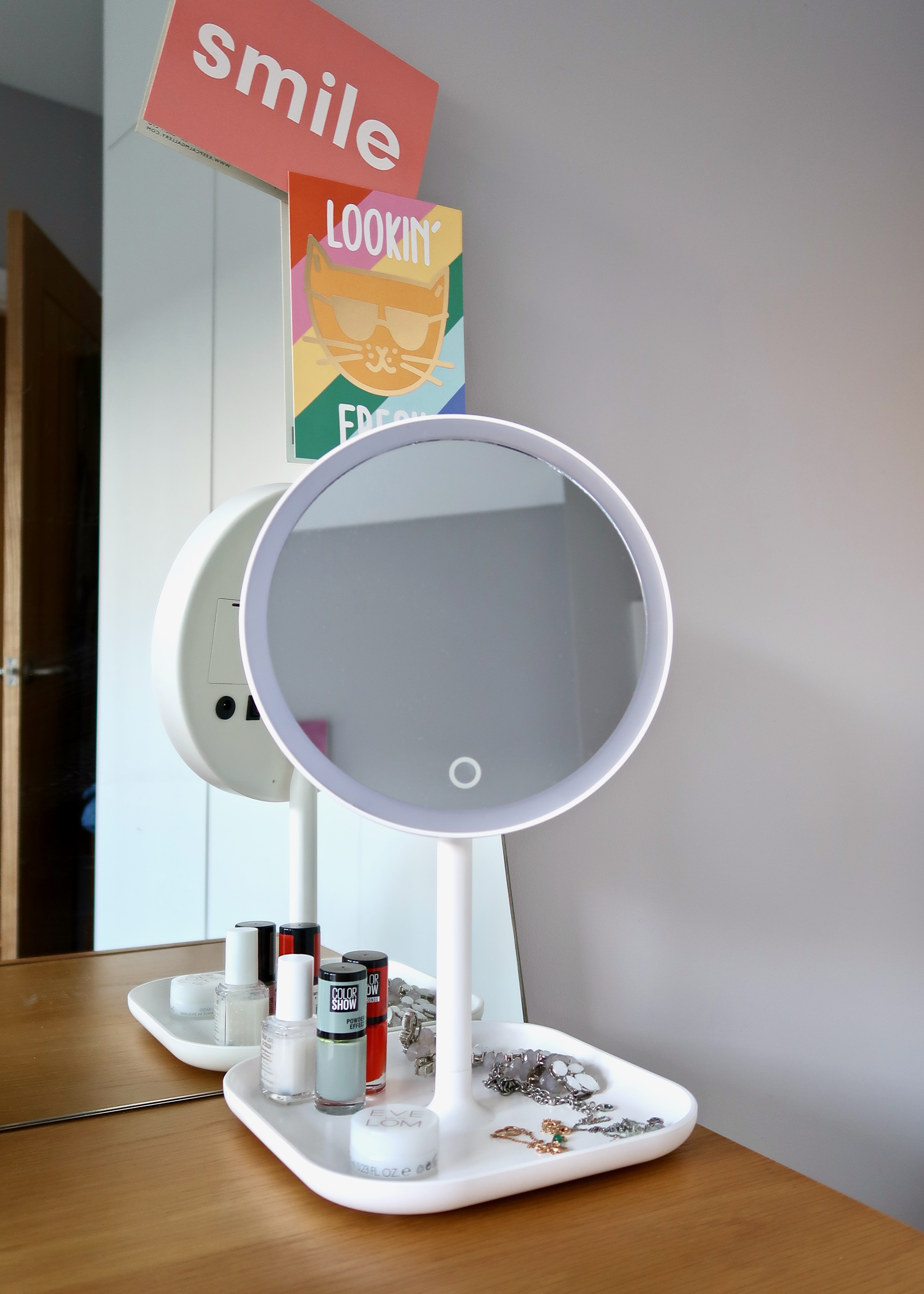 Beautify Illuminating makeup mirror